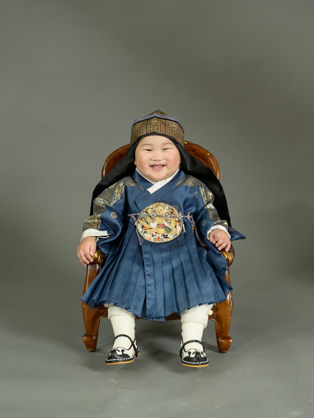 돌복을 입고 웃고 있는 온율이